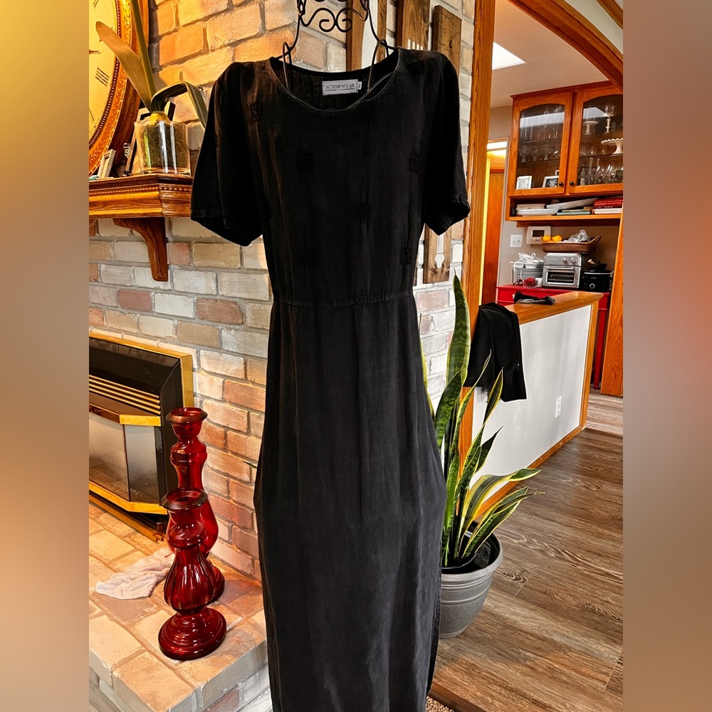Action Wear Retro Maxi Linen dress from the late 90’s. Beautifully made!